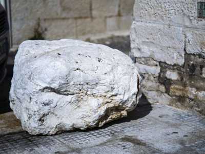 Prima di andare via la nostra guida, Angelo Roncone, ci indica un masso vicino alla piazzetta. �Quel macigno "racconta" l'ennesima leggenda di questo luogo - conclude Angelo - quella di "Annina della pietra": una signora che nei primi anni del 900 si sedeva ogni sera qui, in attesa che il marito pescatore tornasse da lei, a Santo Spirito�